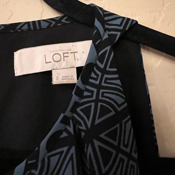 Ann Taylor LOFT Slate Blue & Black Geometric Print Shift Dress w/Scalloped Hem - Picture 4 of 15